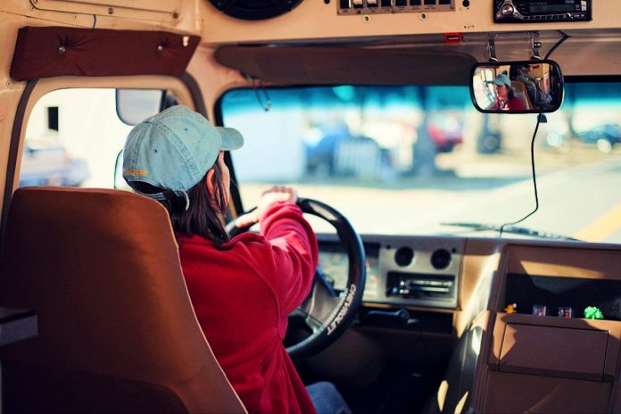 kobieta-samochód-kierowca-kierownica-auto Kobieta za kierownicą. / Zdjęcie ilustracyjne: Pixabay