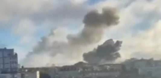Dym nad Kijowem po rosyjskim ataku rakietowym