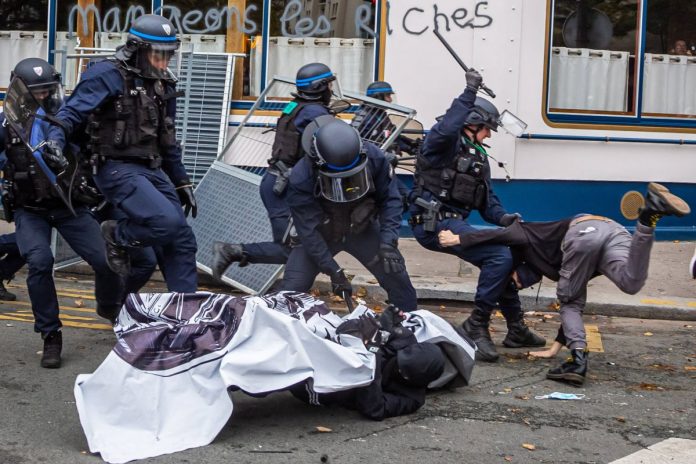 Policja pałuje protestujących na ulicach Paryża. Foto: PAP/EPA