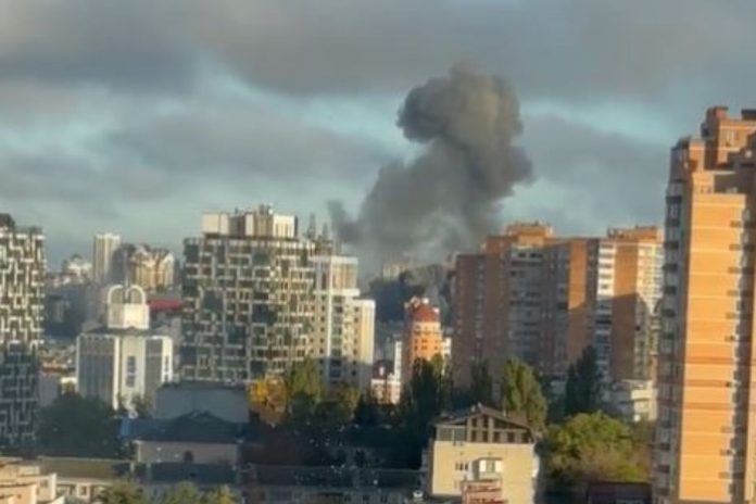Potężne eksplozje w Kijowie. Nad miastem unosi się dym