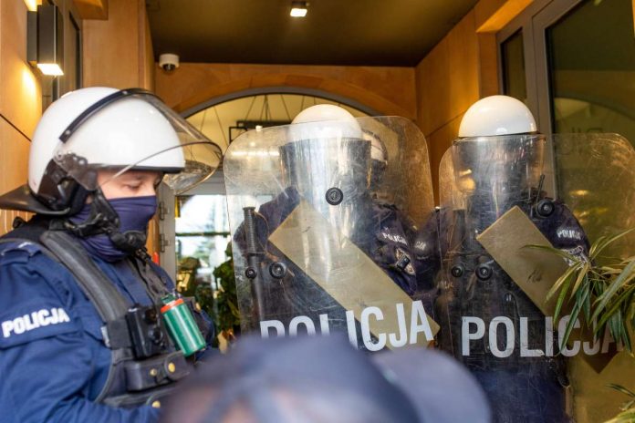 policja-biuro-morawieckiego Policja przed biurem poselskim Mateusza Morawieckiego w Katowicach.