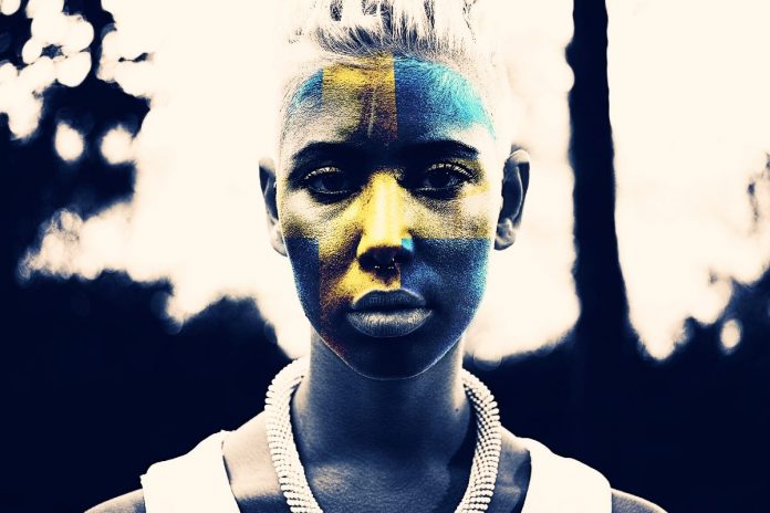 Kobieta z twarzą pomalowana w barwy Szwecji. / Zdjęcie ilustracyjne: Pixabay