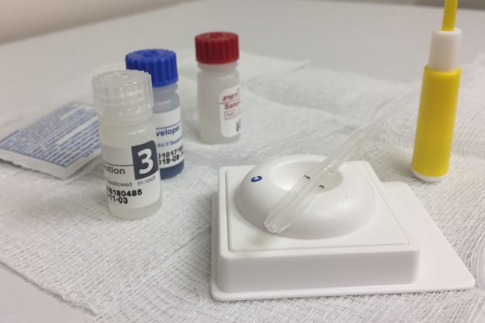 Zestaw testowy stosowany do szybkiego wykrywania przeciwciał HIV w krwi.