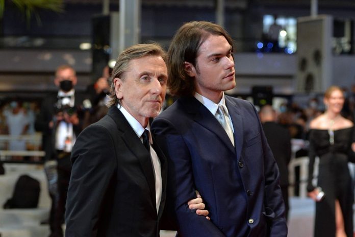 Tim Roth (z lewej) z synem Cormacem podczas festiwalu filmowego w Cannes w 2021 roku.