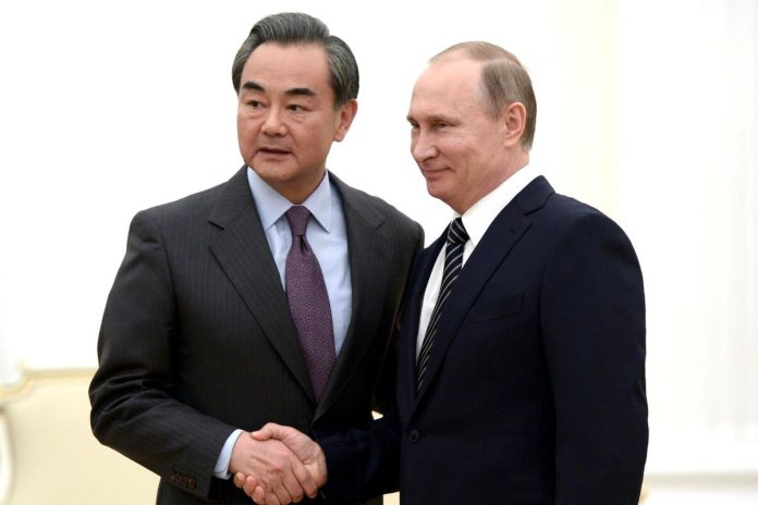 Wang Yi oraz Władimir Putin.