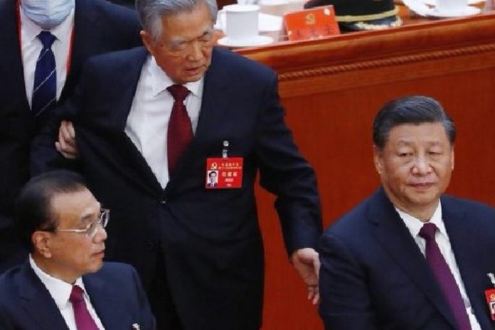 xi-jinping-hu-jintao-chiny Hu Jintao wyprowadzany przez ochronę, jeszcze zagadnął Xi Jinpinga.