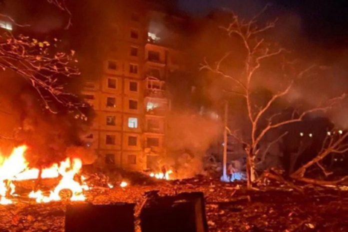 Zniszczone budynki mieszkalne w Zaporożu w wyniku rosyjskiego ostrzału.