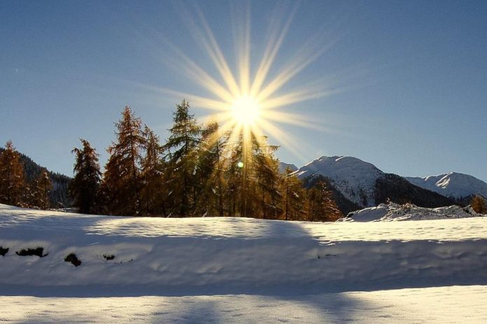 Zima, śnieg, słońce. Zdjęcie ilustracyjne. Źródło: pixabay