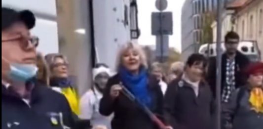 Tak się bawią w Warszawie emeryci z KOD-u Źródło: Twitter