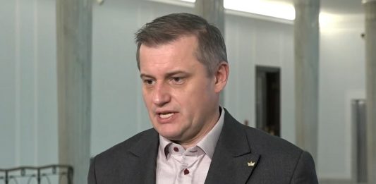 Marcin Sypniewski na konferencji prasowej. Fot. Twitter.com/Konfederacja