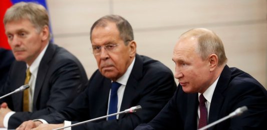 Dmitrij Pieskow, Siergiej Ławrow, Władimir Putin Źródło: PAP/EPA