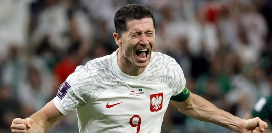 Robert Lewandowski po strzeleniu gola Źródło: EPA/Ronald Wittek Dostawca: PAP/EPA.
