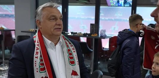 Viktor Orbán z mapą Królestwa Węgier Źródło: orbanviktor / Facebook