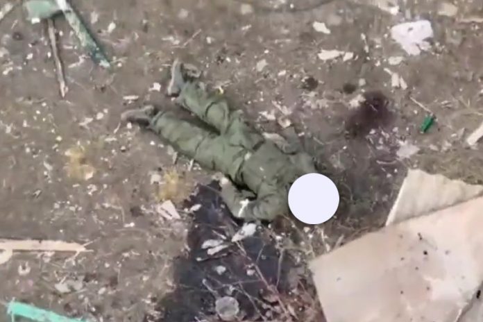 Kadr z nagrania z ukraińskiego drona przedstawiający jednego z zabitych rosyjskich żołnierzy.