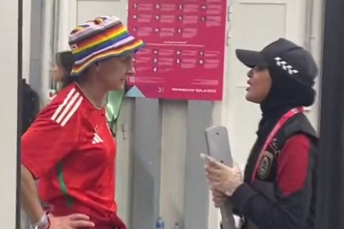 Była kapitan reprezentacji Walii piłkarek Laura McAllister i grupa jej rodaków musiała zdjąć tęczowe kapelusze przed wejściem na stadion w Katarze.