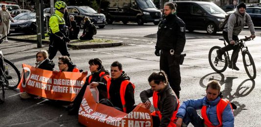 Blokada drogi w Berlinie zorganizowana przez ekoterrorystów z Letzte Generation / Foto: PAP