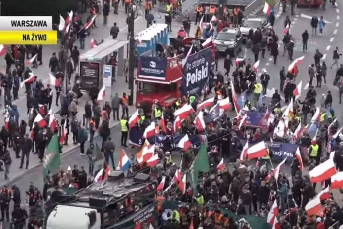 Gromadzą się uczestnicy Marszu Niepodległości 2022.