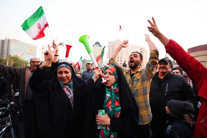 Świętowanie w Teheranie - tak kibice reprezentacji Iranu fetowali zwycięstwo nad Walią. / Zdjęcie: PAP/EPA