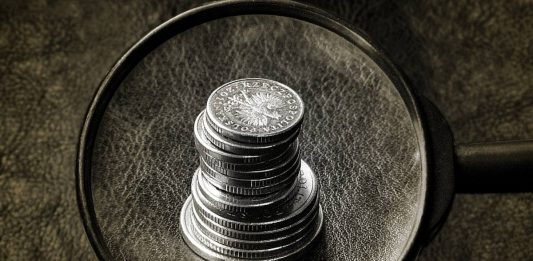 Pieniądze pod lupą Źródło: Pixabay