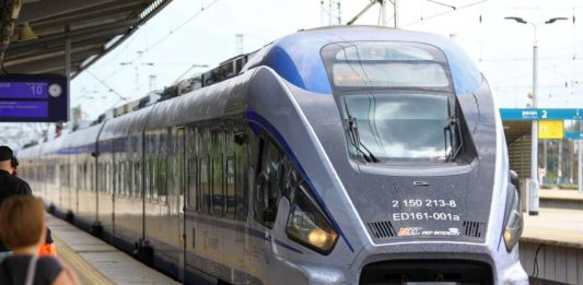 Pociąg PKP Intercity na peronie