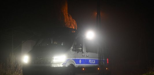 Policja zabezpiecza dojazd do miejsca wybuchu w Przewodowie.