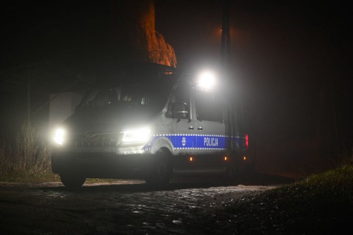 Policja zabezpiecza dojazd do miejsca wybuchu w Przewodowie.