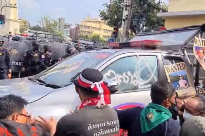 Protest przeciwko szczytowi APEC w Tajlandii. Policja użyła gumowych kul.