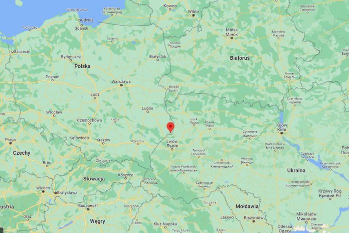 Mapa sytuacyjna z oznaczonym miejscem wybuchu prawdopodobnie ukraińskiej rakiety.