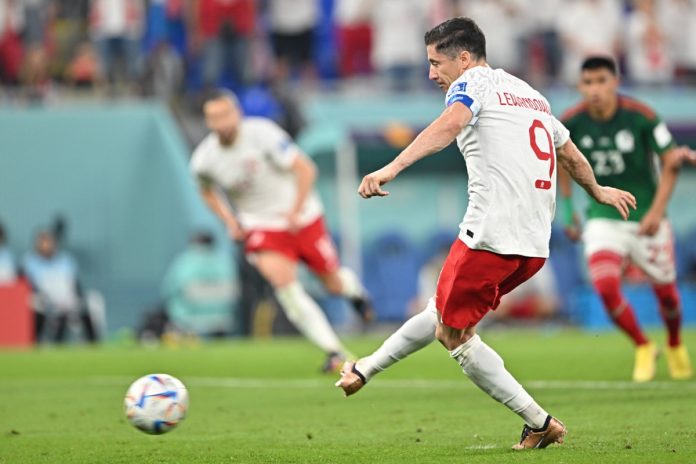 Robert Lewandowski nie strzelił karnego w meczu z Meksykiem na Mistrzostwach Świata w piłce nożnej w Katarze. Foto: PAP/EPA
