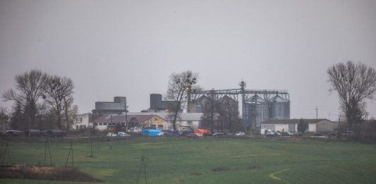 Suszarnia zboża w miejscowości Przewodów. Na tym terenie spadł pocisk. W wyniku eksplozji śmierć poniosło dwóch obywateli Polski.