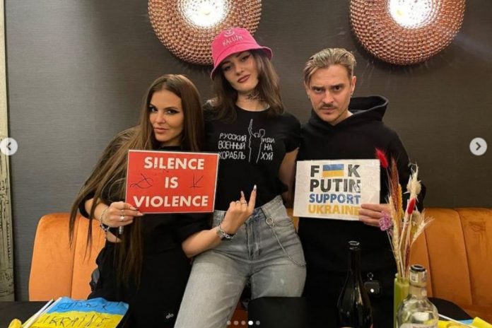 Ukraińska aktywistka z muzykami zespołu Little Big w Pradze, 4 listopada / Foto: Instagram/babygirl.from.ua