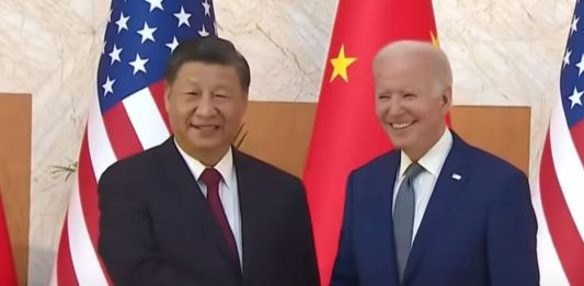 Xi Jinping oraz Joe Biden.
