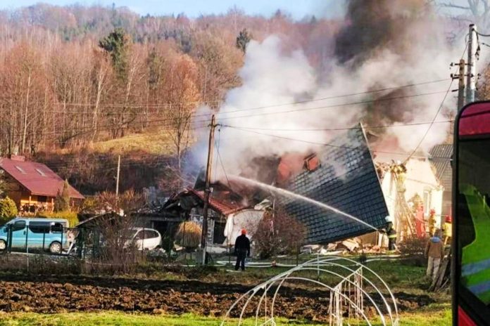 Płonący, po eksplozji, dom w Ustroniu. Zdjęcie: OSP Ustroń