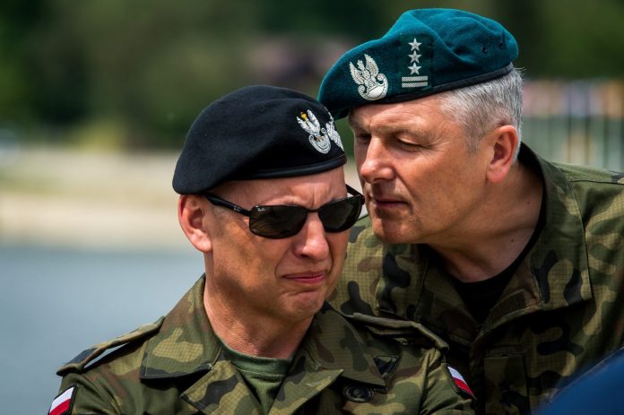 Gen. Mirosław Różański (L) i płk Waldemar Kozicki (P) Źródło: PAP/Tytus Żmijewski