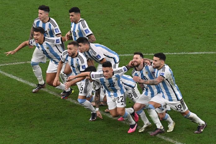 Radość Argentyńczyków po ostatnim strzelonym rzucie karnym w finałowym meczy mistrzostw świata w piłce nożnej w Katarze. Foto: PAPEPA