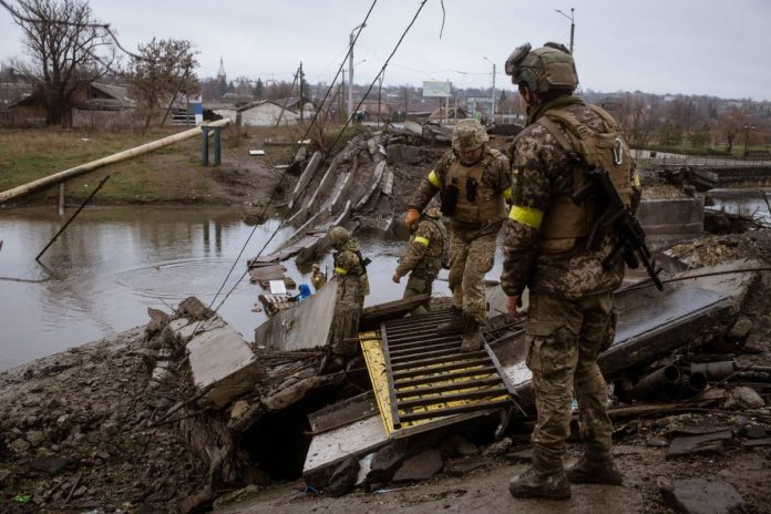 Ukraińscy żołnierze na przedmieściach Bachmutu