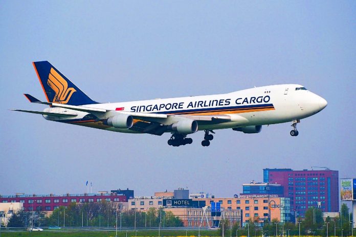 Transportowy jumbo jet w barwach singapurskich linii lotniczych. Zdjęcie: Pixabay