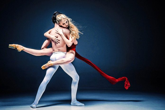 taniec-kobieta-mężczyzna Taniec kobiety z mężczyzną, czyli „seksistowska, dyskryminująca, poniżająca i minimalizująca seksistowska i seksualna przemoc”. Zdjęcie ilustracyjne: Pixabay