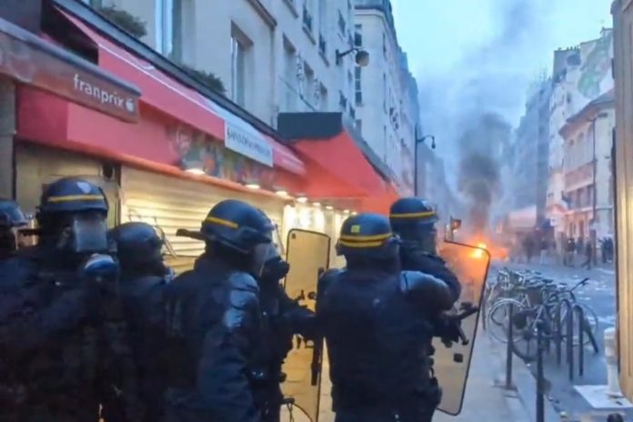 Zamieszki w Paryżu na miejscu strzelaniny. Foto: print screen tter