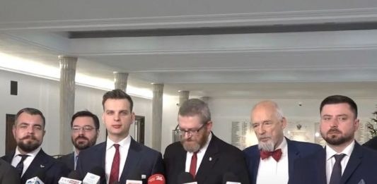 Posłowie Konfederacji podczas konferencji prasowej na temat stanowiska Konfederacji ws. wotum nieufności wobec Zbigniewa Ziobry.