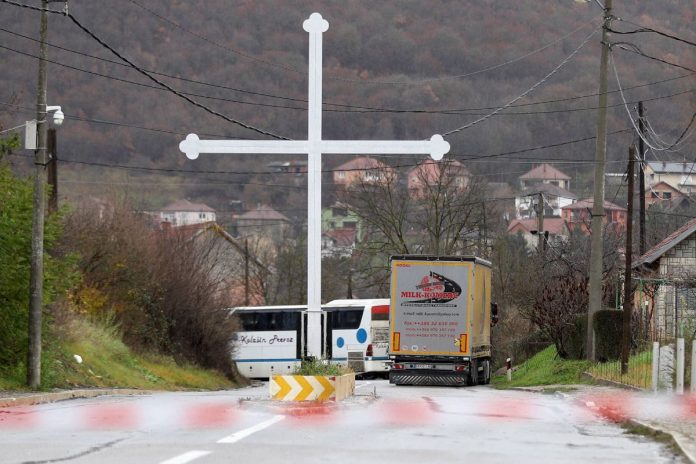 Serbowie zablokowali drogi w Kosowie, ustawiając na nich ciężkie pojazdy i ciężarówki. Foto: PAP/EPA