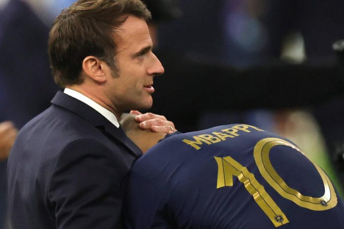 Prezydent Macron pociesza Mbappe po przegranym dla Francji finałowym meczu mistrzostw świat w Katarze. Foto: PAP/EPA