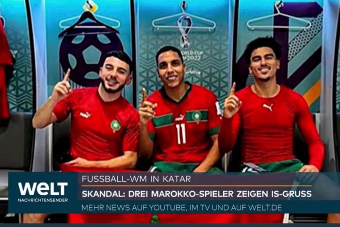 Piłkarze Maroka pokazują gest, który często wykonują dżihadyści tzw. Państwa Islamskiego.