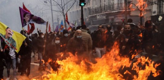 Kurdyjskie zamieszki w Paryżu. Foto: PAP/EPA