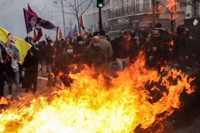 Kurdyjskie zamieszki w Paryżu. Foto: PAP/EPA