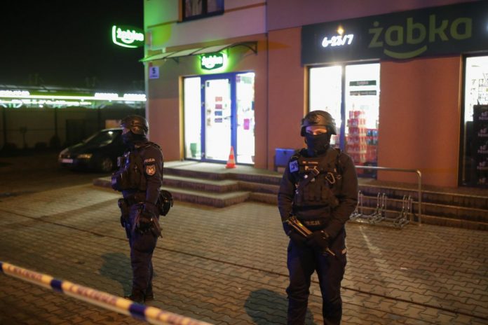 Policja przed sklepem przy ulicy Płockiej w Sochaczewie.
