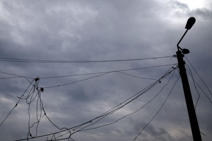 Zerwane linie energetyczne.