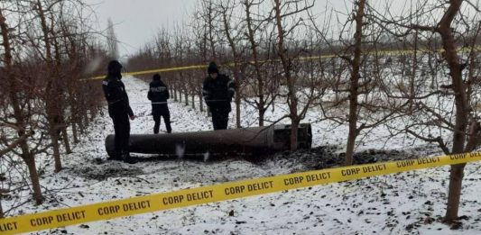 Fragment pocisku rakietowego, który spadł na teren Mołdawii.