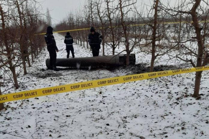 Fragment pocisku rakietowego, który spadł na teren Mołdawii.