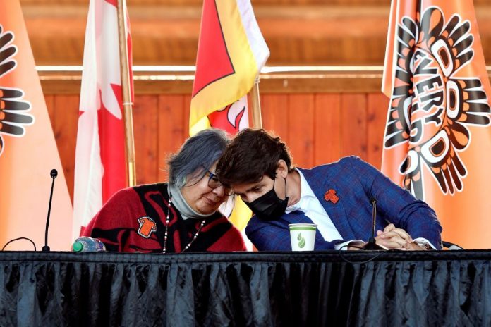 RoseAnne Archibald oraz Justin Trudeau.